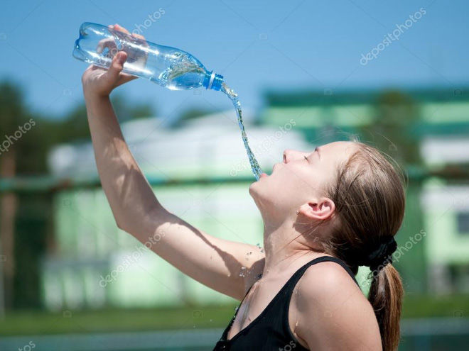 She has no idea how to drink water :(