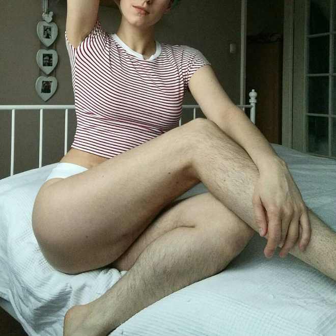 Girls with hairy legs is a real Instagram beauty trend.