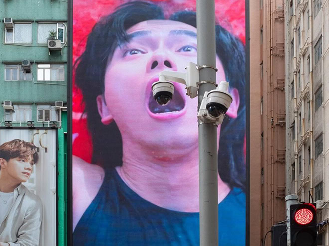 Accidentally funny street photo by Edas Wong.
